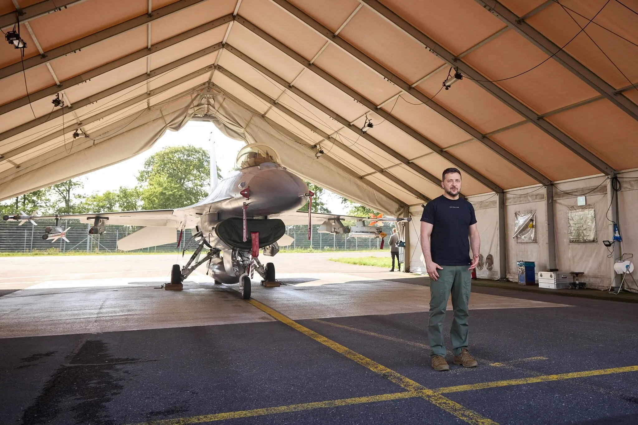 Зеленський біля винищувача F-16 у Данії в неділю на фото, опублікованому українським президентом. Він забезпечив надання літаків Данії та Нідерландів.